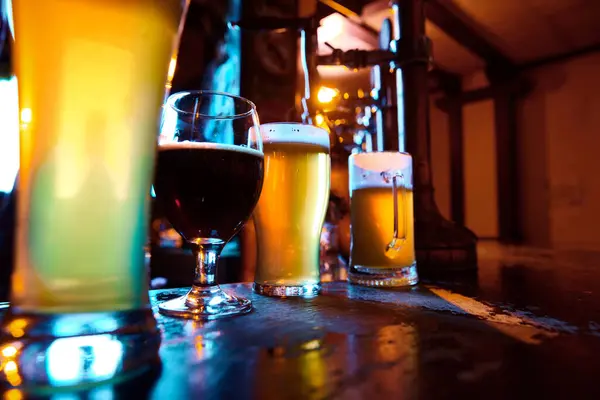 Varios Vasos Cerveza Divergentes Pie Mostrador Barra Disfrutando Del Buen — Foto de Stock