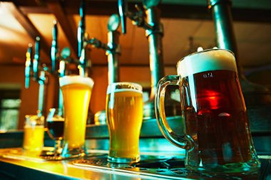 Bar tezgahında duran birkaç bardak farklı bira. Zevkin tadını çıkarıyorum, iyi işlenmiş bira. Bira, alkol, bira fabrikası, bar atmosferi, tat.