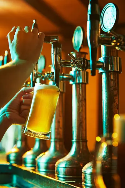 Mannelijke Handen Barman Die Heerlijk Gemaakt Bier Uit Kranen Glas — Stockfoto