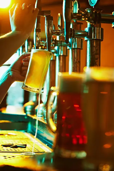 Vista Lateral Bartenders Mãos Derramando Cerveja Espumosa Lager Torneiras Vidro — Fotografia de Stock