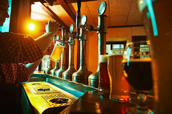 Barkeeperin Karierten Hemd Gießt Leckeres Craft Bier Aus Dem Zapfhahn — Stockfoto