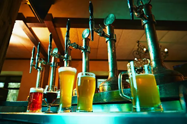 Vários Copos Cerveja Divergente Balcão Bar Gozando Bom Gosto Cerveja — Fotografia de Stock