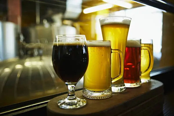 酒吧柜台上站着几杯发散的啤酒 享受美味 精心酿造 啤酒饮料 酿酒厂 酒吧气氛 品味的概念 — 图库照片
