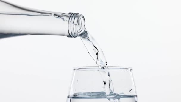 Wasser Das Aus Der Flasche Ein Glas Gegossen Wird Erzeugt — Stockvideo
