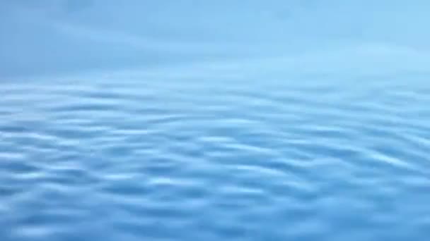 振動の影響下にある水の質 青い透明な水が落ちる リッピングされた表面 リフレッシュのコンセプト 製品の美学 水分補給 — ストック動画