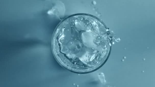 Vista Superior Cubo Gelo Caindo Vidro Com Água Transparente Clara — Vídeo de Stock