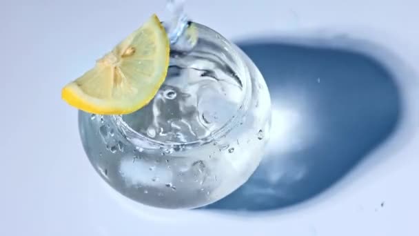 Bovenaanzicht Van Water Dat Wordt Gegoten Glas Met Helder Water — Stockvideo