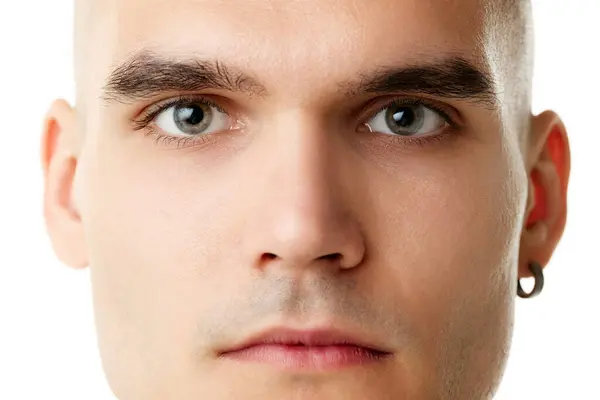真剣な表現 明確な顔 厚いブラウズ 白い背景で隔離されたカメラを見ているハンサムな若者のクローズアップ スキンケア 男性の美しさ 化粧品 セルフケアのコンセプト — ストック写真