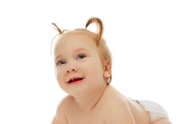 Портрет Щасливої Маленької Дівчинки Малюків Двома Хвостами Сидять Підгузниках Грайливим — стокове фото