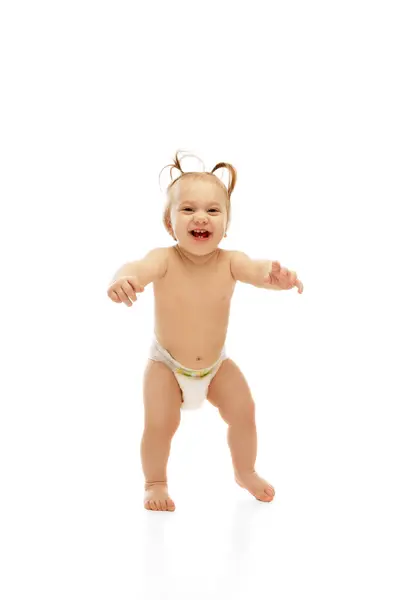 幸せで笑顔の小さな赤ん坊の少女の全長のイメージは 陽気な歩き方で 白い背景で遊んで笑いました ファーストステップ 幼少期 親としての概念 — ストック写真