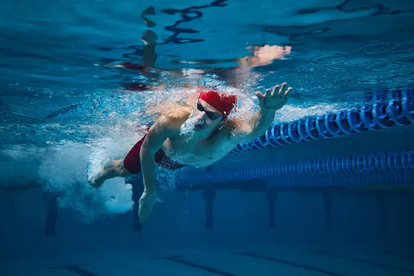 Atletik Zarafet Güç Şapkalı Gözlüklü Genç Bir Adam Yüzme Havuzunda — Stok fotoğraf