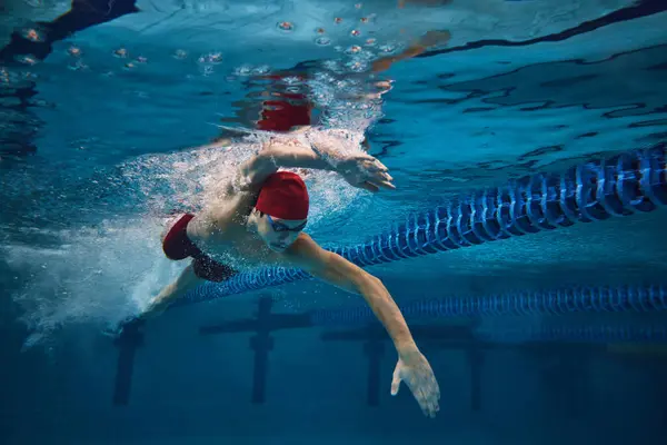 Golpe Estilo Libre Joven Enfocado Nadador Movimiento Piscina Entrenamiento Atletismo — Foto de Stock