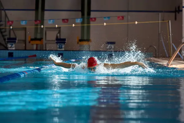 Young Male Swimmer Motion Showing Butterfly Stroke Training Swimming Pool — Stock Photo, Image