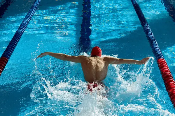 Atletiek Actie Jonge Gespierde Man Zwemmer Beweging Actie Training Zwemmen — Stockfoto