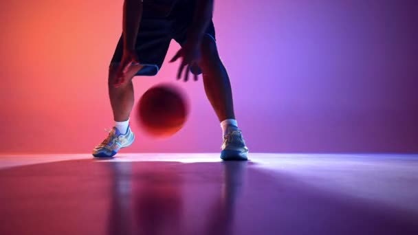 Przycięty Dynamiczny Film Męskimi Nogami Koszykarz Ruchu Dryblująca Piłka Gradientowym — Wideo stockowe