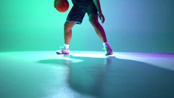 Координація Точність Рухів Чоловічий Баскетболіст Русі Ячем Дриблінг Градієнтному Зеленому — стокове відео
