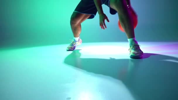 Man Basketbalspeler Beweging Training Coördinatie Bal Dribbelen Techniek Gradiënt Groen — Stockvideo