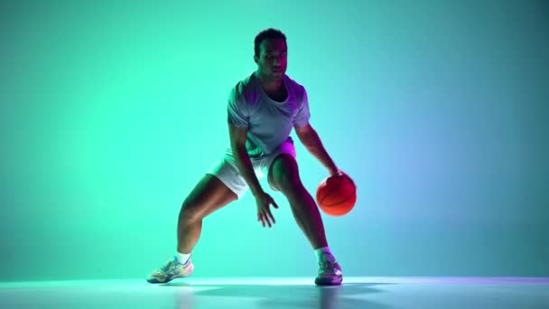 Jongeman Gefocuste Basketbalspeler Beweging Met Vaardigheden Bal Dribbelen Gradiënt Groen — Stockvideo