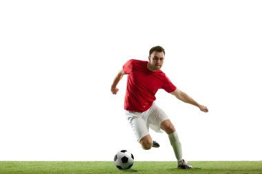 Genç bir adamın dinamik görüntüsü, top oynayan, koşan, beyaz arka planda izole edilmiş antrenman yapan futbolcu. Profesyonel spor, oyun, rekabet, turnuva, eylem, aktif yaşam tarzı kavramı