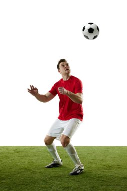 Sahada hareket halindeki erkek futbolcunun tam boy görüntüsü, antrenman, kafası beyaz arka planda izole bir şekilde topa vurma. Profesyonel spor, oyun, rekabet, turnuva, aksiyon kavramı