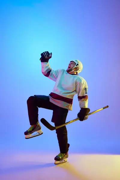 Человек Хоккеист Шлеме Униформа Палка Выражая Эмоции Победы Градиентно Голубом — стоковое фото