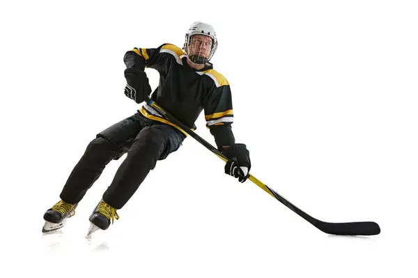 Dynamisches Bild Des Wettbewerbsorientierten Mannes Eishockeyspieler Bewegung Während Des Spiels Stockfoto