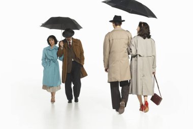 Mutluluk ve üzüntü. Karşıt duyguları olan iki çift, biri mutlu, diğeri şemsiye altında yürüyen üzgün bir çift. Retro ve vintage kavramı, moda, insan duyguları, ilişki, psikoloji