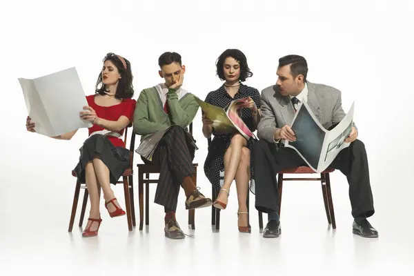 Grupa Czterech Osób Mężczyzn Kobiet Stylu Retro Siedzących Krześle Czytających — Zdjęcie stockowe