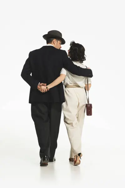 Mann Und Frau Eleganten Kostümen Retro Stil Gehen Einen Einsamen — Stockfoto