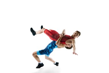 Genç çocuklar, güreşçiler, antrenmanlar, yetenek ve zafer stratejileri, beyaz arka planda izole edilmiş. Dövüş sporu kavramı, dövüş sanatları, rekabet, turnuva, atletizm