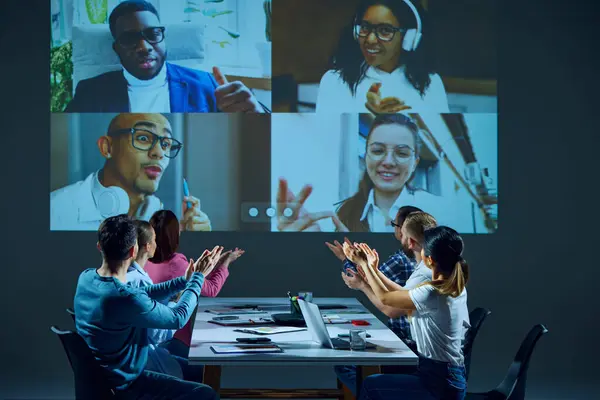 Arbeiter Die Produktive Virtuelle Besprechungen Abhalten Projektpläne Diskutieren Feedback Mit Stockbild