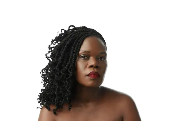 Portret Pięknej Afrykańskiej Kobiety Zadbaną Czystą Skórą Kręconymi Ciemnymi Włosami Zdjęcie Stockowe