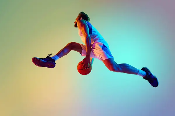 Smaç Basıldı Sakallı Genç Bir Adam Hareketli Bir Basketbolcu Topla Stok Fotoğraf