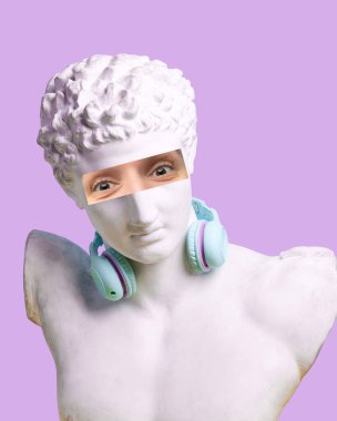 Mor arka planda kulaklık takan, insan gözü fotoğrafı olan antik bir heykel büstü. Modern tasarım. Çağdaş renkli sanat kolajı. Yaratıcı vizyon kavramı, duygular.