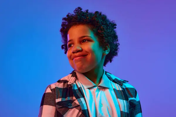 Portret Van Een Lachend Afrikaans Amerikaans Meisje Geruit Shirt Kort Stockfoto