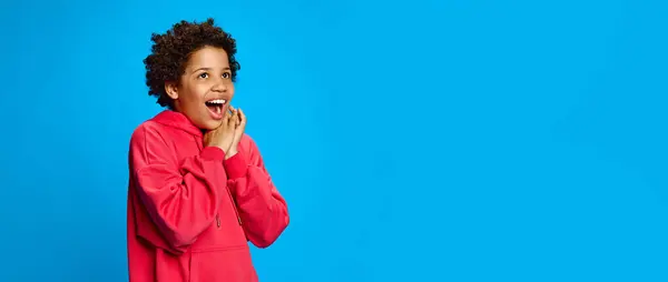 Boldogság Izgalom Pillanat Afroamerikai Lány Rózsaszín Kapucnis Pulóverben Ami Boldogságot Jogdíjmentes Stock Képek
