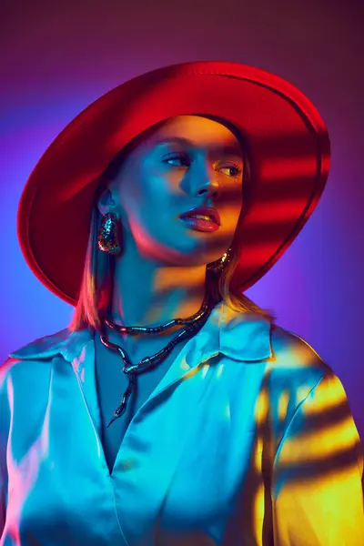 Dinamikus Divat Portré Élénk Piros Kalapban Kölcsönhatása Hűvös Meleg Neon Stock Kép