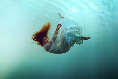 Yaratıcı görüntü, kızıl saçlı sakin bir kızın su altında yükselmesi ve insanların ve doğanın uyumunu gösteriyor. Sürrealizm kavramı, güzellik, gizem ve fantezi, özgürlük