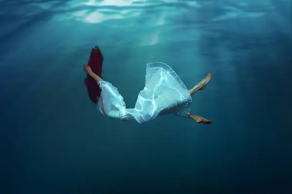 우아함 바다의 세계에서 동화의 캐릭터처럼 소녀가 수중에서 수영합니다 초현실주의 아름다움 — 스톡 사진
