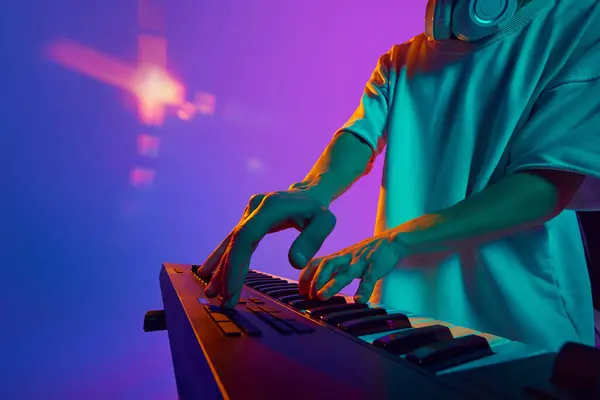 Vibrant Performance Young Man Eyes Glued Mixer Orchestrates Nights Soundtrack — Stock Photo, Image