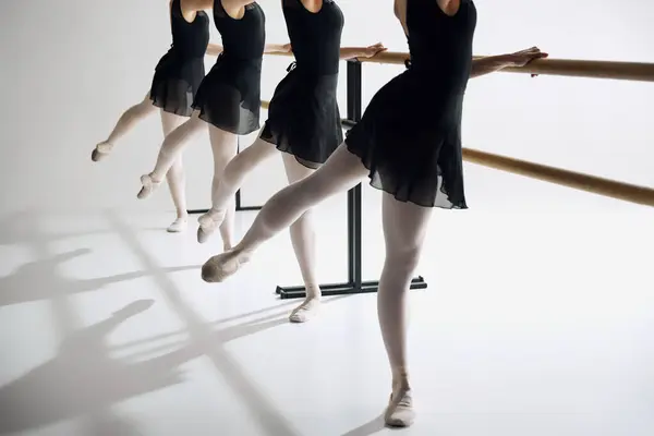 Κομψότητα Στο Σημείο Καλλιεργημένη Εικόνα Γυναικείας Χορεύτριας Μπαλέτου Στέκεται Στη — Φωτογραφία Αρχείου