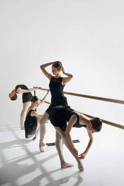 Студийная Репетиция Элегантные Девочки Подростки Практикующие Танцевальном Классе Стоящие Баре — стоковое фото