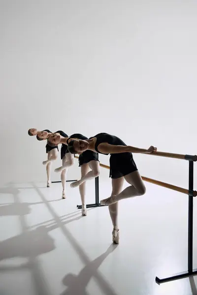 芭蕾舞蹈演员同步 优雅的年轻女孩 芭蕾舞演员站在男高音和练习灰色工作室背景 芭蕾舞 舞蹈演播室 古典风格 青年的概念 — 图库照片