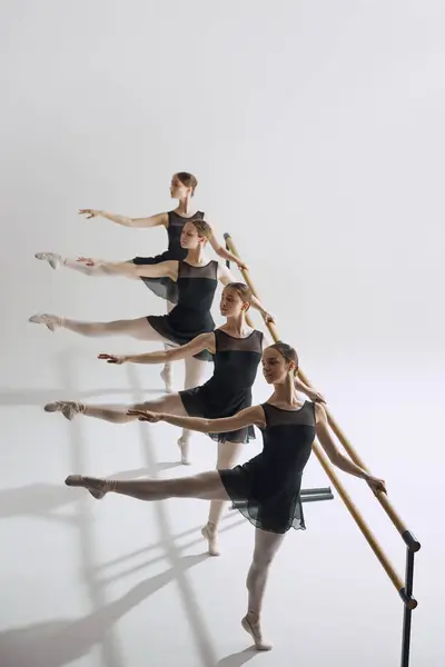 Symetrie Půvab Baletu Čtyři Ohebné Dívky Baletní Tanečnice Stojící Tyče — Stock fotografie