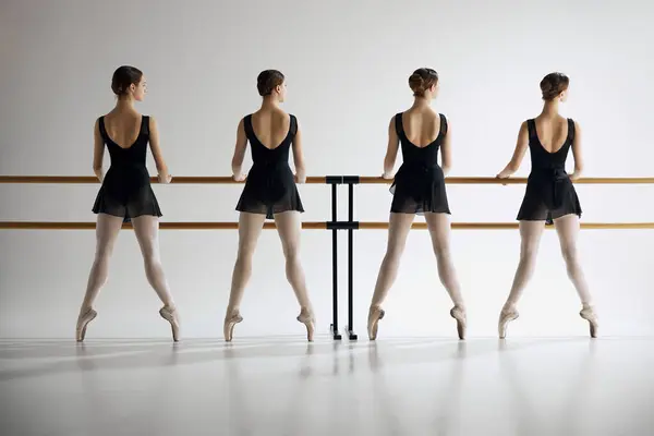 Mostrando Precisión Chicas Jóvenes Bailarinas Ballet Con Disfraces Negros Paradas —  Fotos de Stock