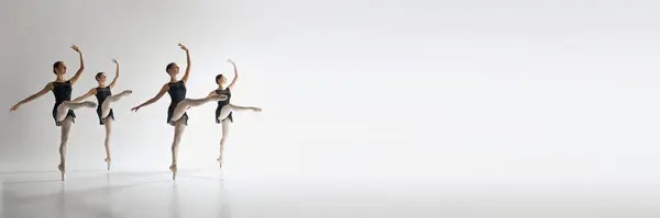 Τέσσερις Χορεύτριες Μπαλέτου Έφηβες Μαύρα Κολάν Χορεύουν Πάνω Γκρι Φόντο — Φωτογραφία Αρχείου