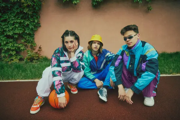 Gaya Jalan Retro 90S Terinspirasi Fashion Anak Muda Teman Teman — Stok Foto