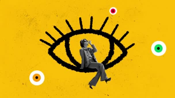 新的时尚外观 停止运动 年轻时髦的女人坐在大眼睛上 象征着在黄色背景上隔离的社会压力 流的概念 — 图库视频影像
