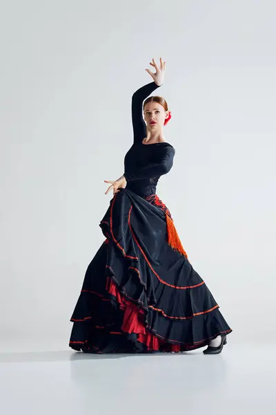 Portretul Dinamic Dansatorului Flamenco Feminin Dansul Vestimentar Artistic Prezentând Mișcări — Fotografie, imagine de stoc