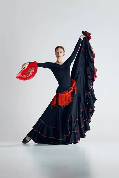 Elegáns Flamenco Táncos Legyezővel Kezében Fekete Piros Ruha Szürke Stúdió — Stock Fotó